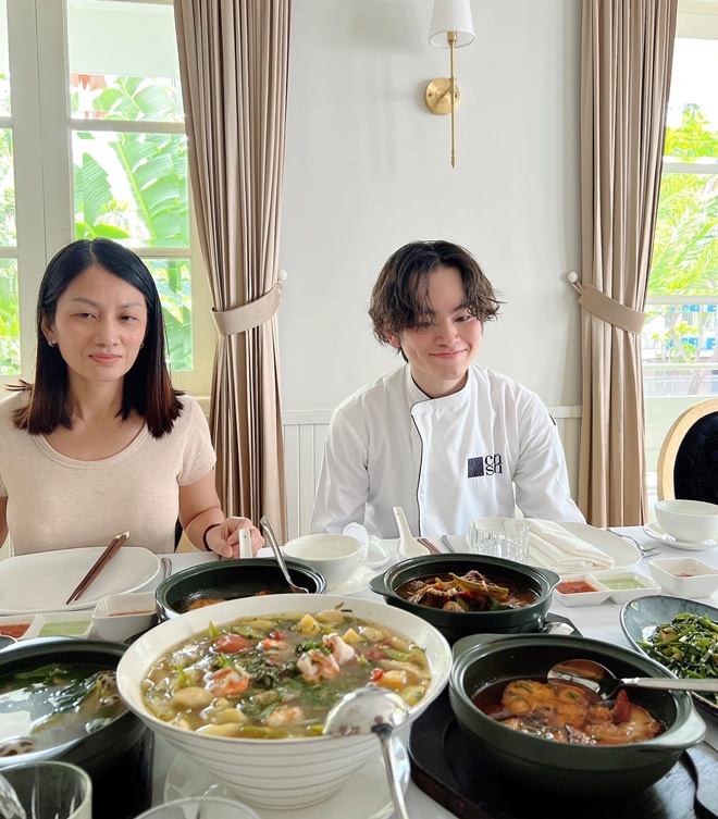 Cậu bé được khen ngợi vì vừa điển trai lại vừa chăm chỉ, khéo léo.