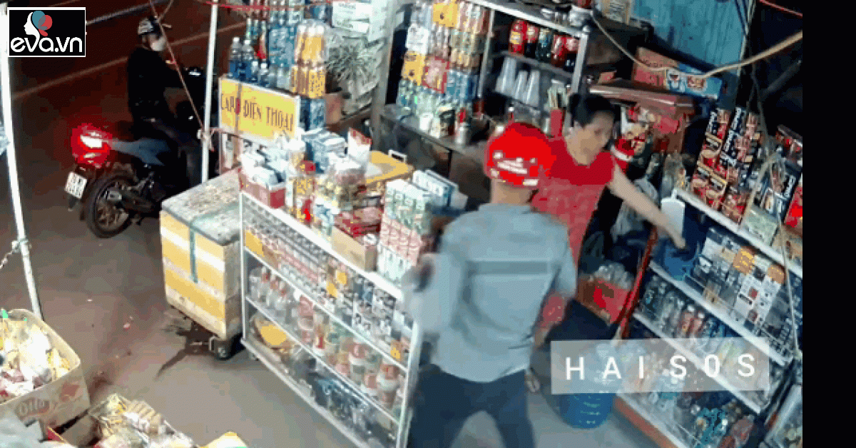 Pretending to buy goods, cheeky robbers snatch the chain of the grocery store owner