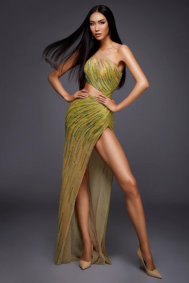 The longest legs on the Miss Universe track, all over 1m8 - 4 . tall