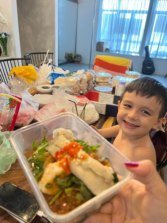 Going to her beautiful husband's hometown, Ly Thanh Thao enjoys the dining table amp;#34;baby faintamp;#34;  mother-in-law prepares - 18