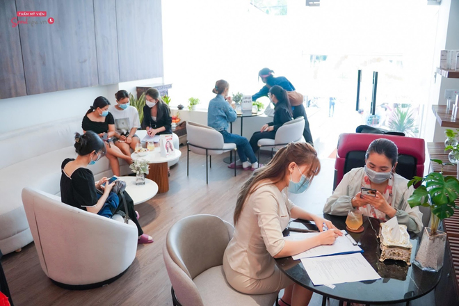 Rất nhiều khách đến tham dự ngày khai trương chi nhánh Seoul Spa