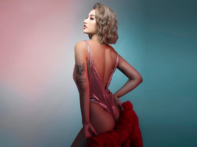 Hồng Quế mặc bốc nhất hội mẹ đơn thân, từ thềm ngực tới vòng 3 đều gây xốn xang