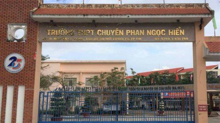 Trường THPT chuyên Phan Ngọc Hiển (phường 1, TP Cà Mau) - nơi xảy ra vụ việc thầy Phó Hiệu trưởng “sơ suất” kêu học sinh ăn thức ăn khi đã quăng vào thùng rác.