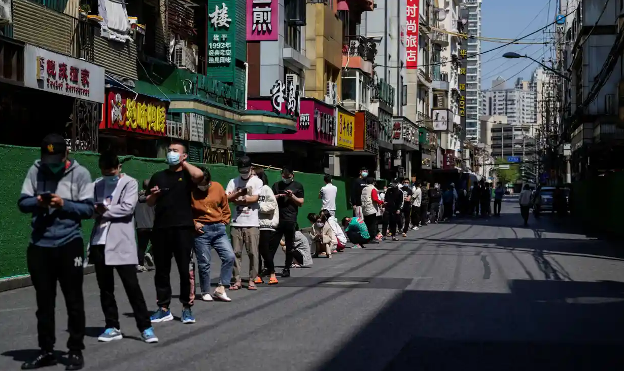 Người dân Thượng Hải xếp hàng đợi xét nghiệm COVID-19. Ảnh: Reuters