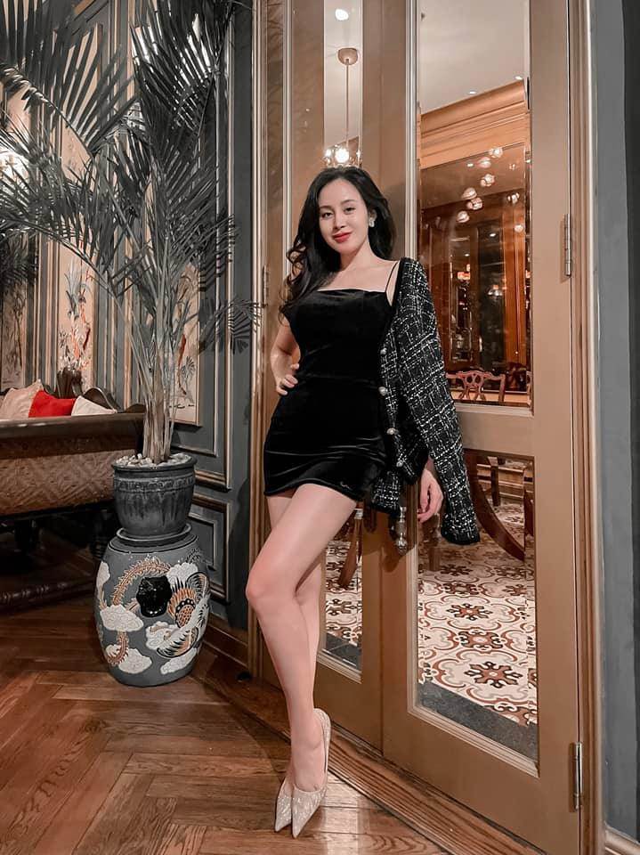 Người đẹp cũng khiêm tốn tự nhận, mình không cao, tuy nhiên lại có tỉ lệ đôi chân dài hơn người, cộng thêm phần lưng ngắn mà đôi lúc cô lên mạng lung linh.