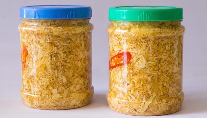 Nguyên liệu để làm nhút gồm có mít xanh và muối trắng.