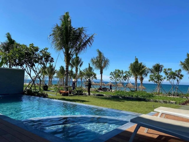 Sao Viet owns a million-dollar resort villa: Not right next to the sea but also on a hill - 11