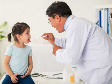 Nên làm gì khi trẻ bị viêm họng?