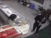 Clip Eva - Clip: Bà bầu "phi thân" qua tủ kính, đuổi theo tên cướp tiệm vàng