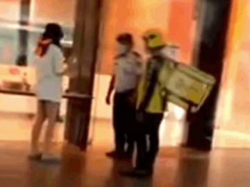  Clip: Cô gái hất trà sữa vào người nam shipper và lý do gây phẫn nộ 