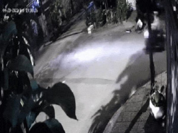 Vụ người phụ nữ 59 tuổi bị giật túi xách, ngã đập mặt xuống đường: Kinh hãi hình ảnh camera