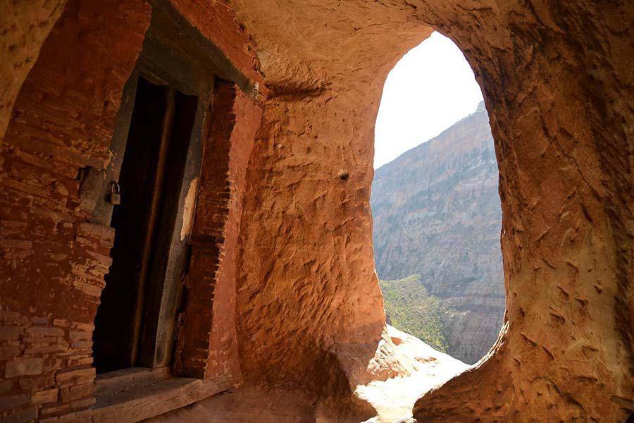 The church in Africa is located in a very dangerous place, visitors climb unprotected - 7