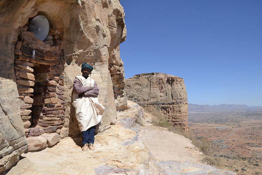 Church in Africa is located in a very dangerous place, tourists climb unprotected - 8