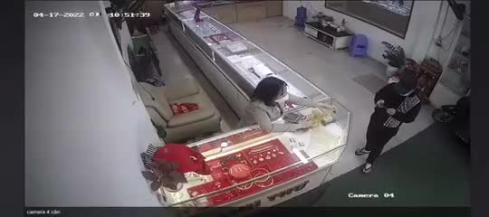 Clip: Bà bầu amp;#34;phi thânamp;#34; qua tủ kính, đuổi theo tên cướp tiệm vàng - 1