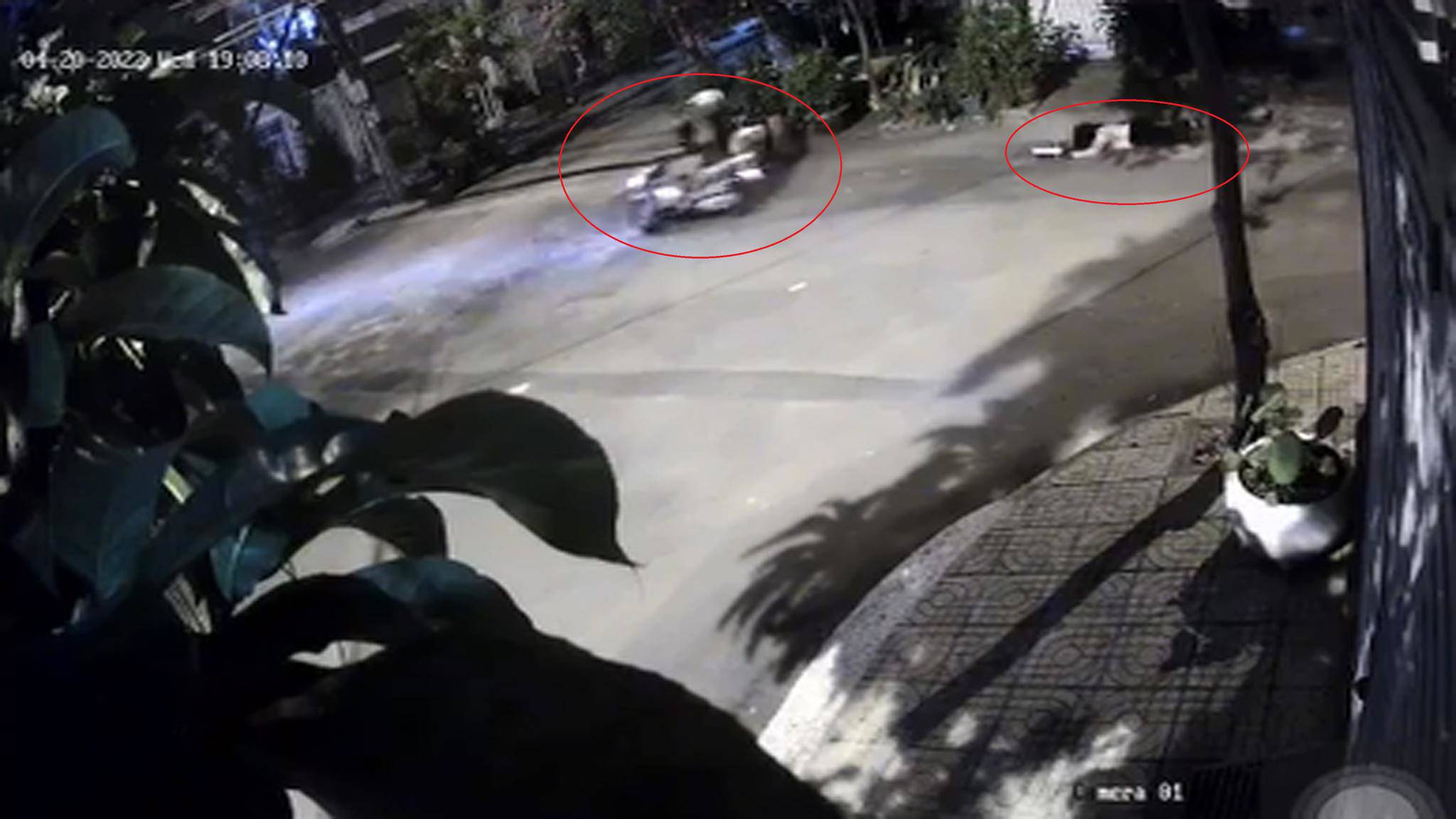 The case of a 59-year-old woman whose bag was snatched, fell and hit her face on the street: Horrible camera image - 1