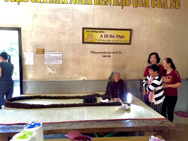 An 85-year-old woman in Ben Tre has 6m2 long hair, has not washed for 66 years - 1