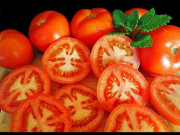 Cà chua có tác dụng gì và ăn nhiều cà chua có ảnh hưởng gì không?