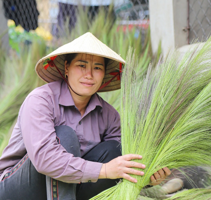 Khi thu hoạch, họ khéo léo cắt lấy từng bông đót, chú ý không nhổ cả cây để tránh gây ảnh hưởng đến gốc, giúp cây duy trì phát triển cho năm sau tiếp tục thu hái.