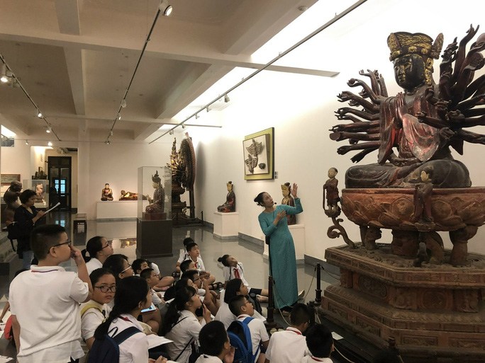 Học sinh Trường THCS- THPT Nguyễn Tất Thành học lịch sử mỹ thuật tại Bảo tàng Mỹ thuật quốc gia . Ảnh: Tuấn Sơn