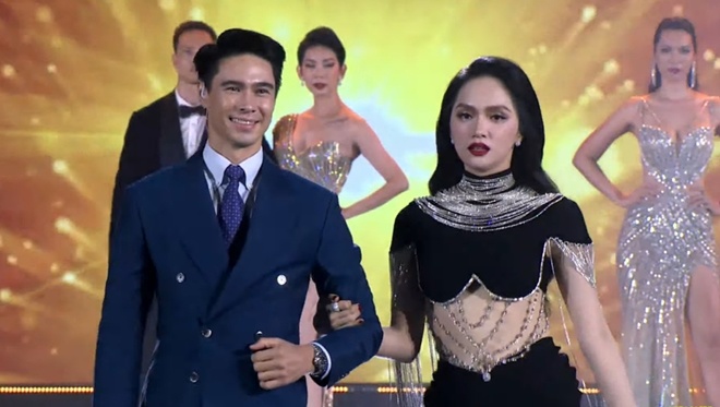 3 giám khảo quyến rũ sánh vai các quý ông nổi tiếng khiến khán giả hò reo. Hoa hậu Hương Giang catwalk cùng ngôi sao điển trai Thái Lan Matthew Deane Chanthavanij. 
