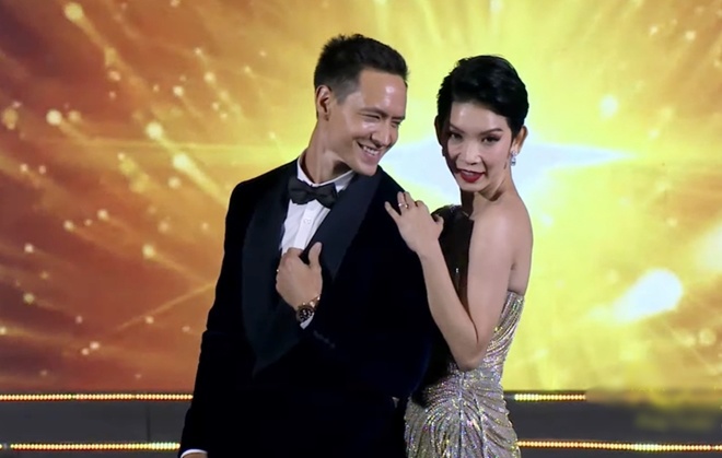 Diễn viên điện ảnh Kim Lý đầy nam tính, lịch lãm. Ông xã Hồ Ngọc Hà có màn catwalk tình tứ cùng siêu mẫu Xuân Lan.