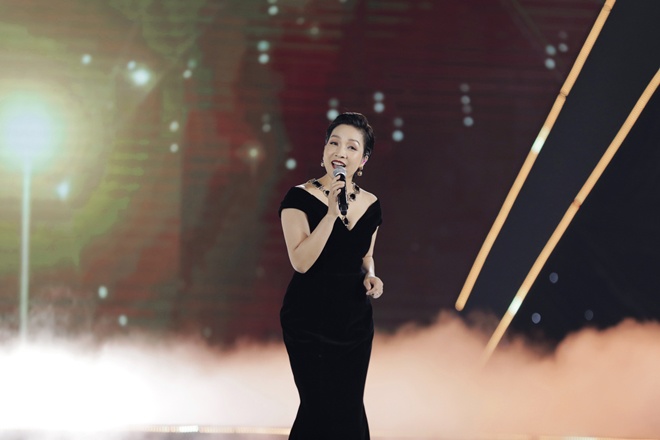 Trong đêm Chung kết, diva Mỹ Linh bất ngờ xuất hiện trong một phần thi và có phần biểu diễn nồng nàn, quyến rũ khi mang đến ca khúc “Em mơ về anh”.