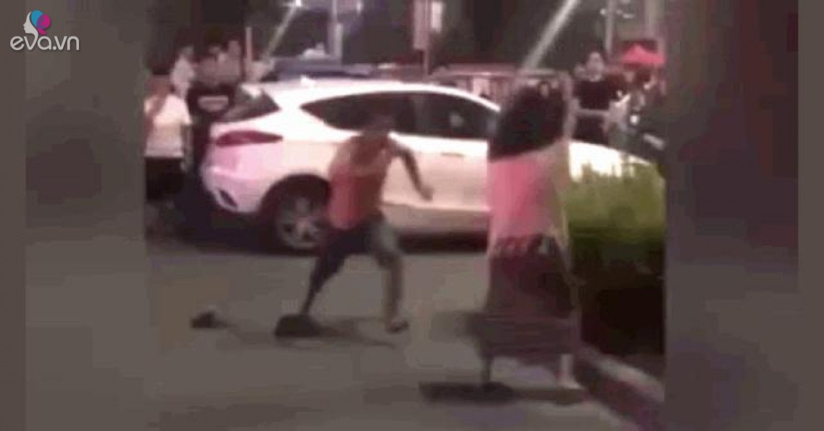 Beating his wife in the middle of the street, the man was taught a lesson by the crowd