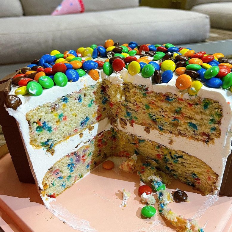 Tang Thanh Ha's son is 7 years old, his mother made a unique cake, the inside is even more surprising - 3