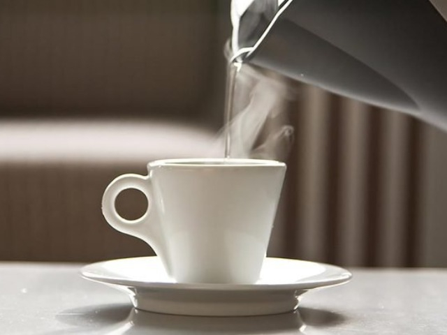 Ly nước lúc thức dậy quan trọng nhưng 3 sai lầm này khi uống dễ gại thận, gây ung thư