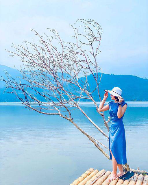 Nhiều người đến đây chụp ảnh làm kỷ niệm, check - in cùng non nước. Ảnh: Thảo Nhi img src/upload/2-2022/images/2022-04-25/1650867463-5a0563498538d8678eeda3aadda8751e.jpg width660 /