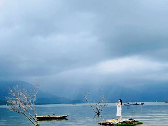 Đặt chân đến nơi này, du khách cảm nhận được sự yên bình như lạc vào chốn tiên cảnh và quên đi bao nỗi âu lo của cuộc sống, thanh lọc tâm hồn... Ảnh: Phương Thủy img src/upload/2-2022/images/2022-04-25/1650867463-fa70450f370368ad6218bb7d61c9659d.jpg width660 /