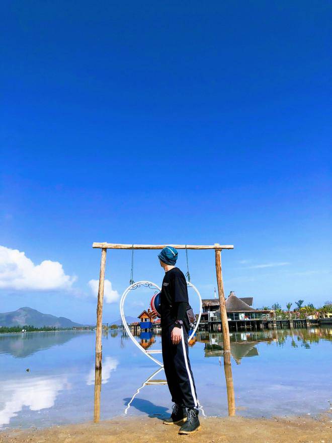 Đầm Lập An trở thành điểm đến, điểm dừng chân lý tưởng cho bao lữ khách muốn tìm phút giây an nhiên hay vị khách mê mẫn cảnh sắc không lẫn vào đâu được của đầm Lập An. Ảnh: Mạnh Hùng img src/upload/2-2022/images/2022-04-25/1650867464-3faaa08f651d32bd53220c6f41f7510e.jpg width660 /