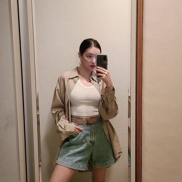 With only simple jeans shorts, Vietnamese - Korean beauties can still mix luxury outfits - 9