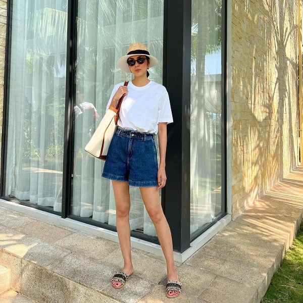 With just simple jeans shorts, Vietnamese - Korean beauties can still mix luxury outfits - 1