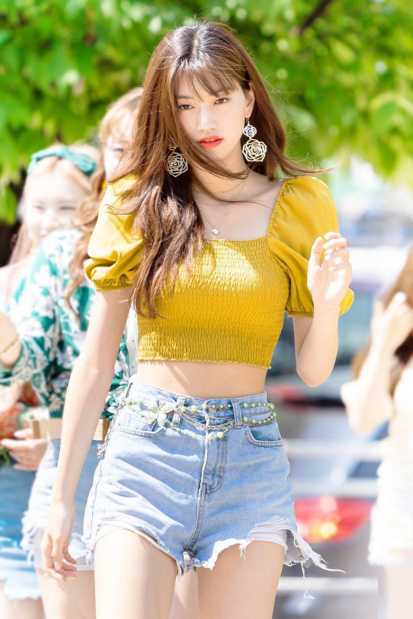 With just simple jeans shorts, Vietnamese - Korean beauties can still mix luxury outfits - 8