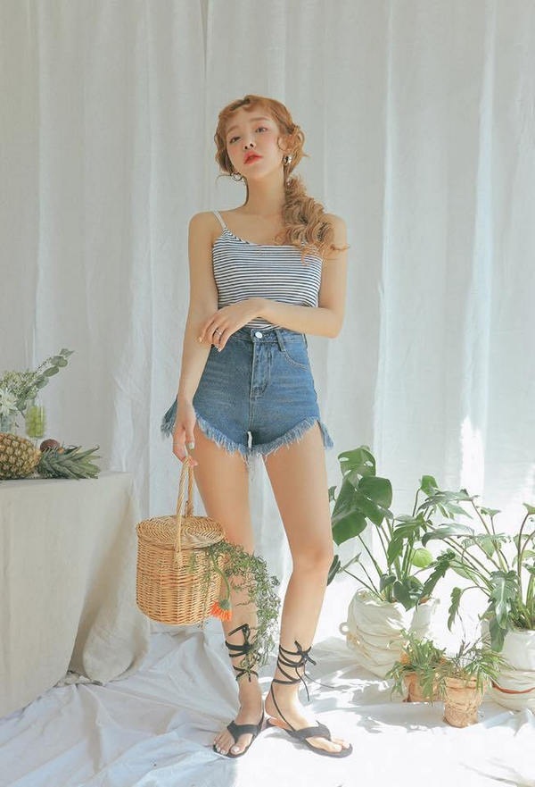 With just simple jeans shorts, Vietnamese - Korean beauties can still mix luxury outfits - 13