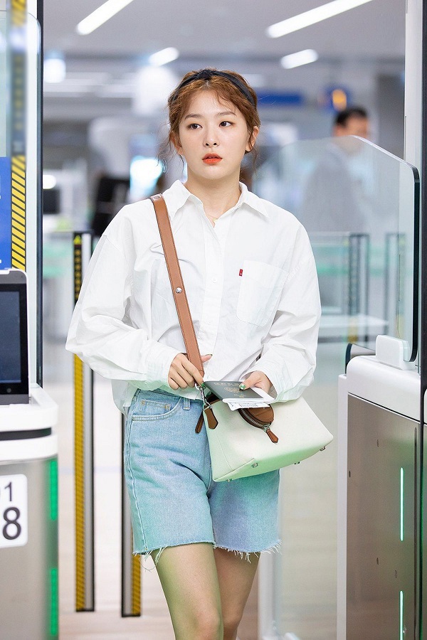 With only simple jeans shorts, Vietnamese - Korean beauties can still mix luxury outfits - 6