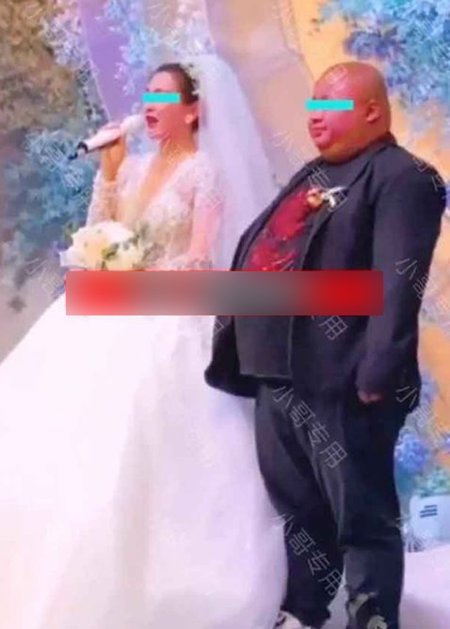 Beautiful bride marries a fat and bald groom, looking at the table is even more surprised - 1