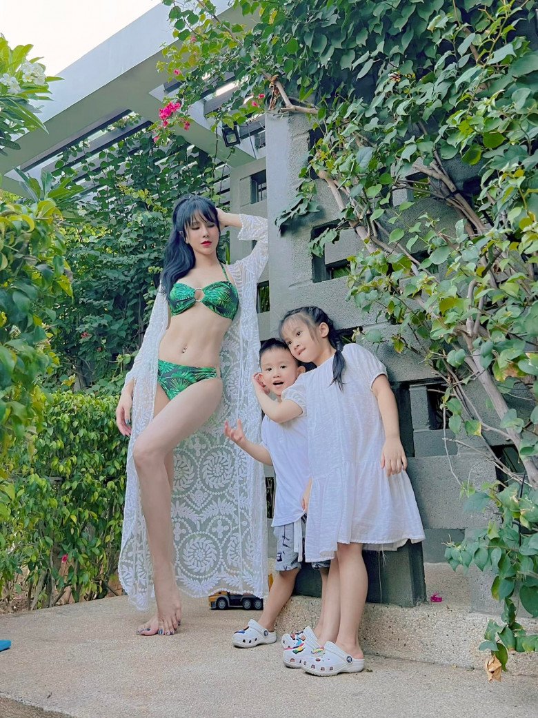 Diep Lam Anh shows off her beautiful figure in a bikini with two weird children - 1