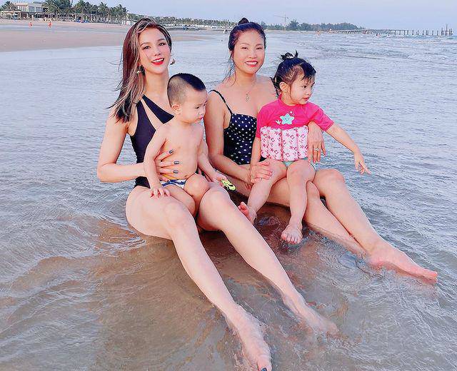 Diep Lam Anh shows off her beautiful figure in a bikini with two oddly spoken children - 5