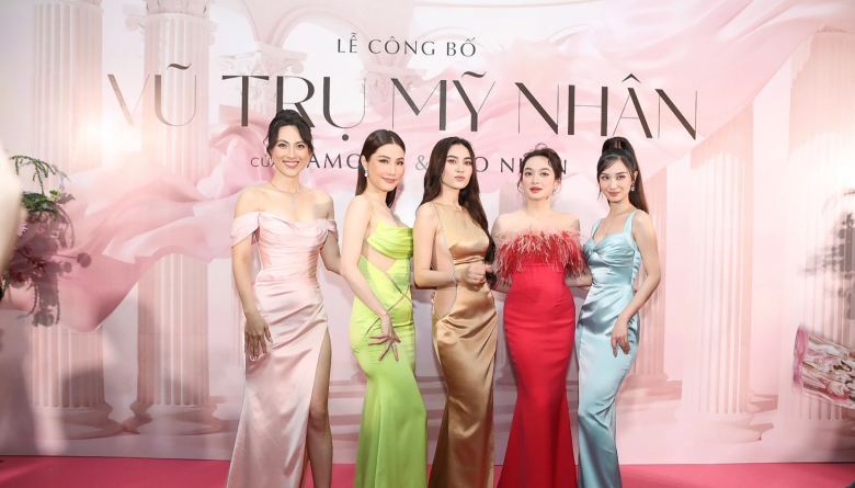 Because of the criminal dress, Ngoc Trinh stood next to Chi Bao's wife, but her belly was higher than her mother - 10