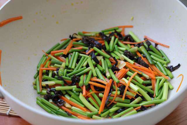 Braised pork is always sick, fried like this, everyone likes to eat 3-4 bowls of rice - 5