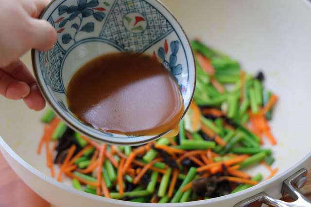 Braised pork is always sick, stir-fried like this, everyone likes to eat 3-4 bowls of rice - 6