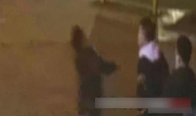 Vợ trang điểm đậm ra ngoài ban đêm, chồng đi theo, bàng hoàng với cảnh tượng trong nhà nghỉ - 2