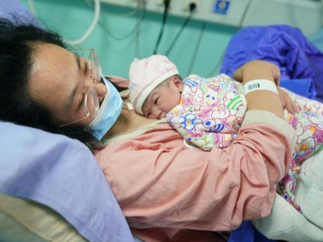 Hai tuần sau sinh vết mổ rỉ máu, mẹ trẻ sinh năm 2002 đi khám bị bác sĩ mắng
