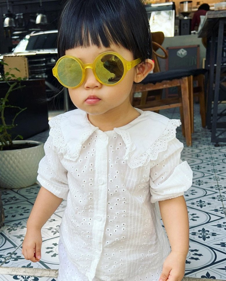 Cuong Do's daughter Dam Thu Trang is almost 2 years old with beautiful eyes and lovely wide teeth - 5