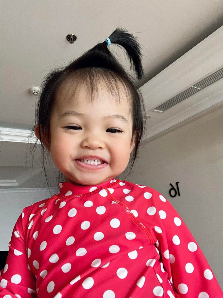 Cuong Do's daughter Dam Thu Trang is almost 2 years old with beautiful eyes and lovely wide teeth - 3