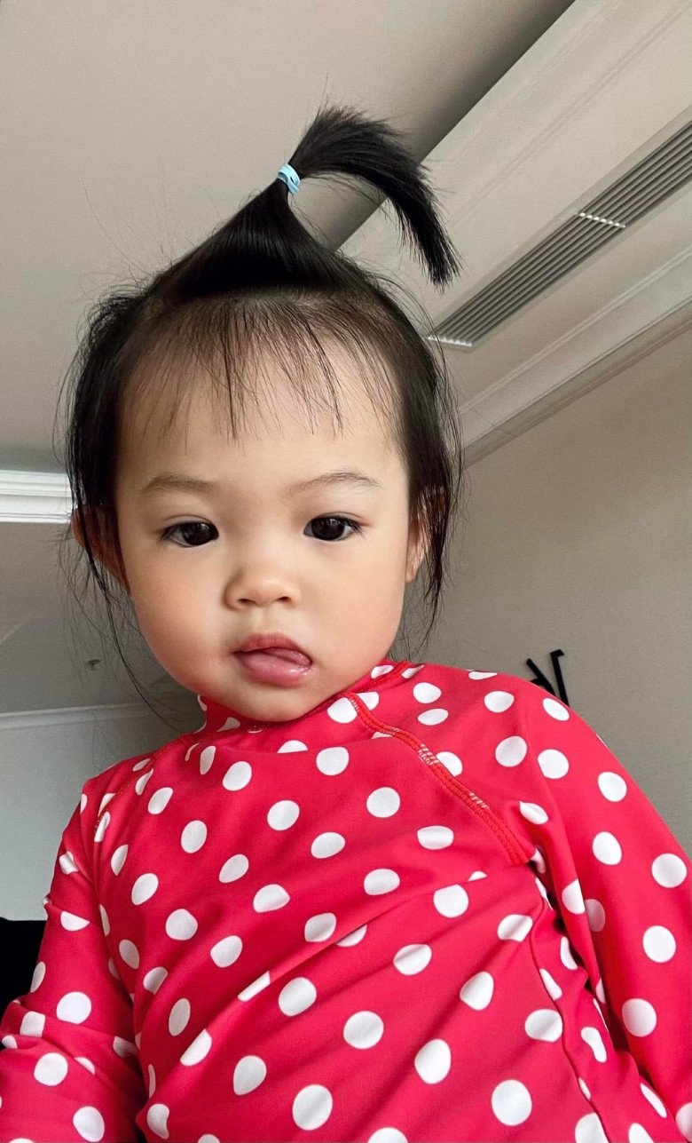 Cuong Do's daughter Dam Thu Trang is almost 2 years old with beautiful eyes and lovely wide teeth - 1