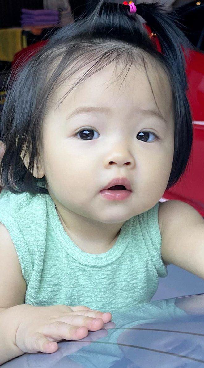Cuong Do's daughter Dam Thu Trang is almost 2 years old with beautiful eyes and lovely wide teeth - 4