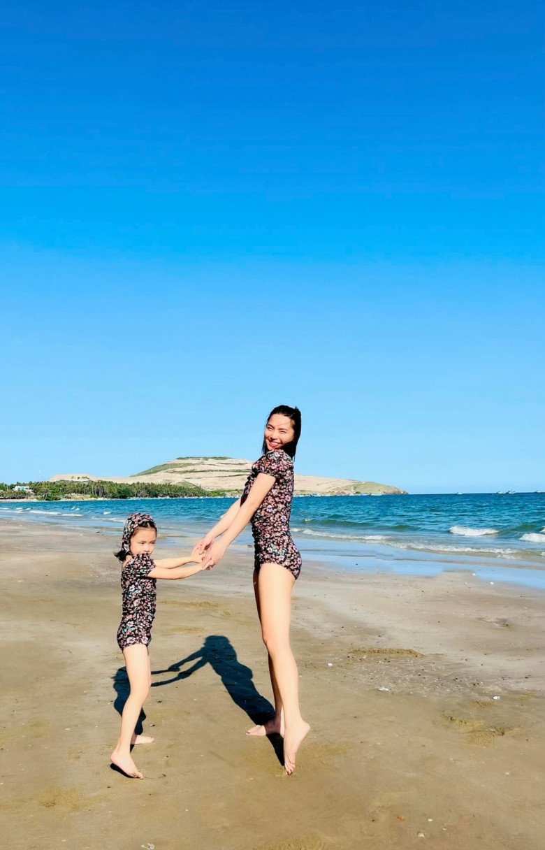 Going to the beach with her children, Hai Bang shows off her cool figure with 3 children, the spotlight is on the little princess - 4